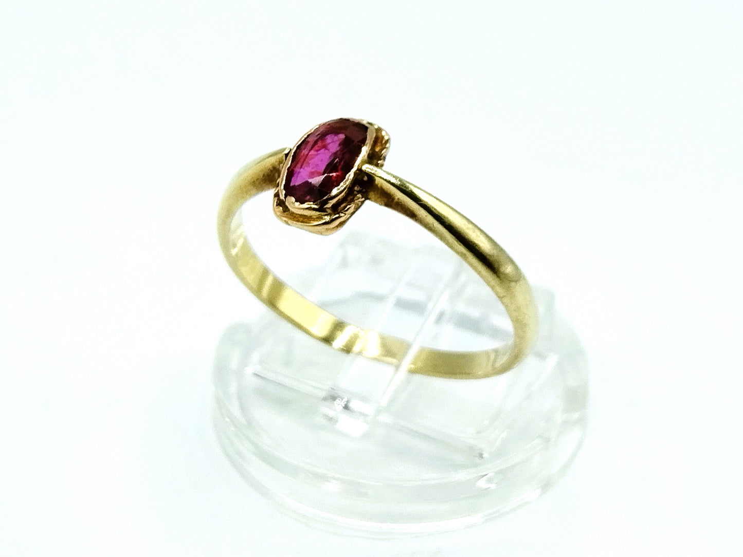 Gouden ring met robijn, 19 mm