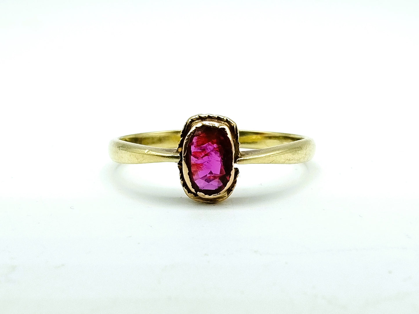 Gouden ring met robijn, 19 mm