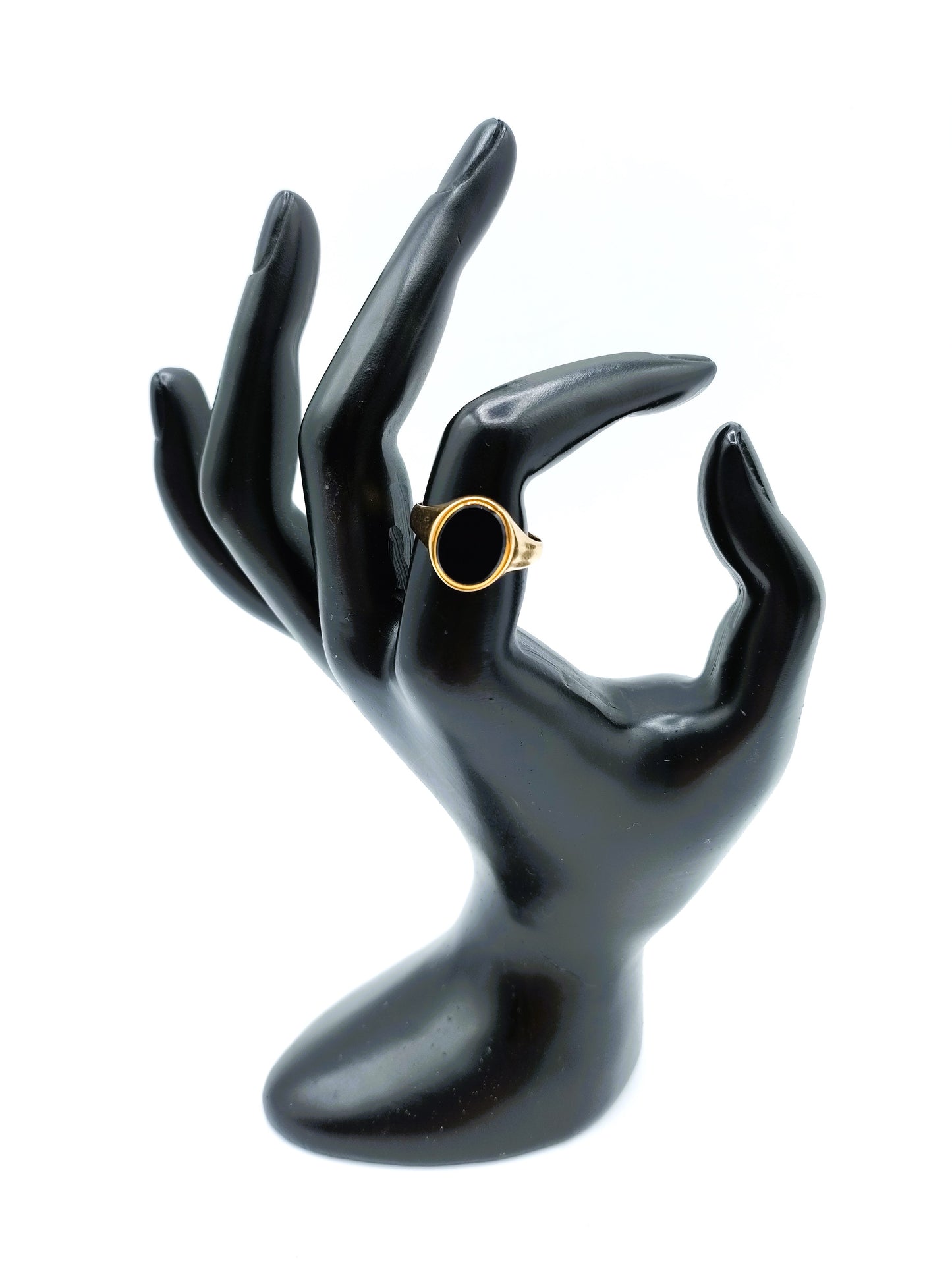 Gold signet ring with Onyx, 18.5 mm.