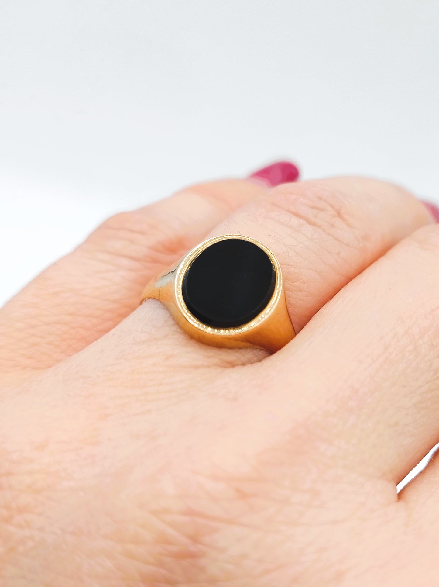 Gold signet ring with Onyx, 18.5 mm.