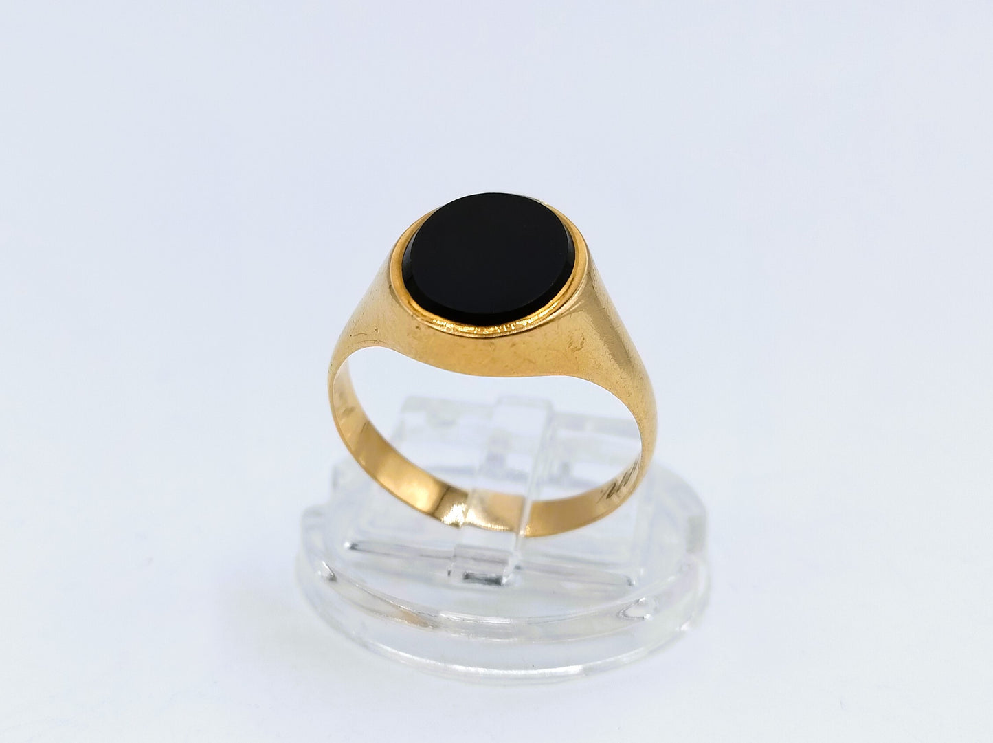 Gold signet ring with Onyx, 18.5 mm.