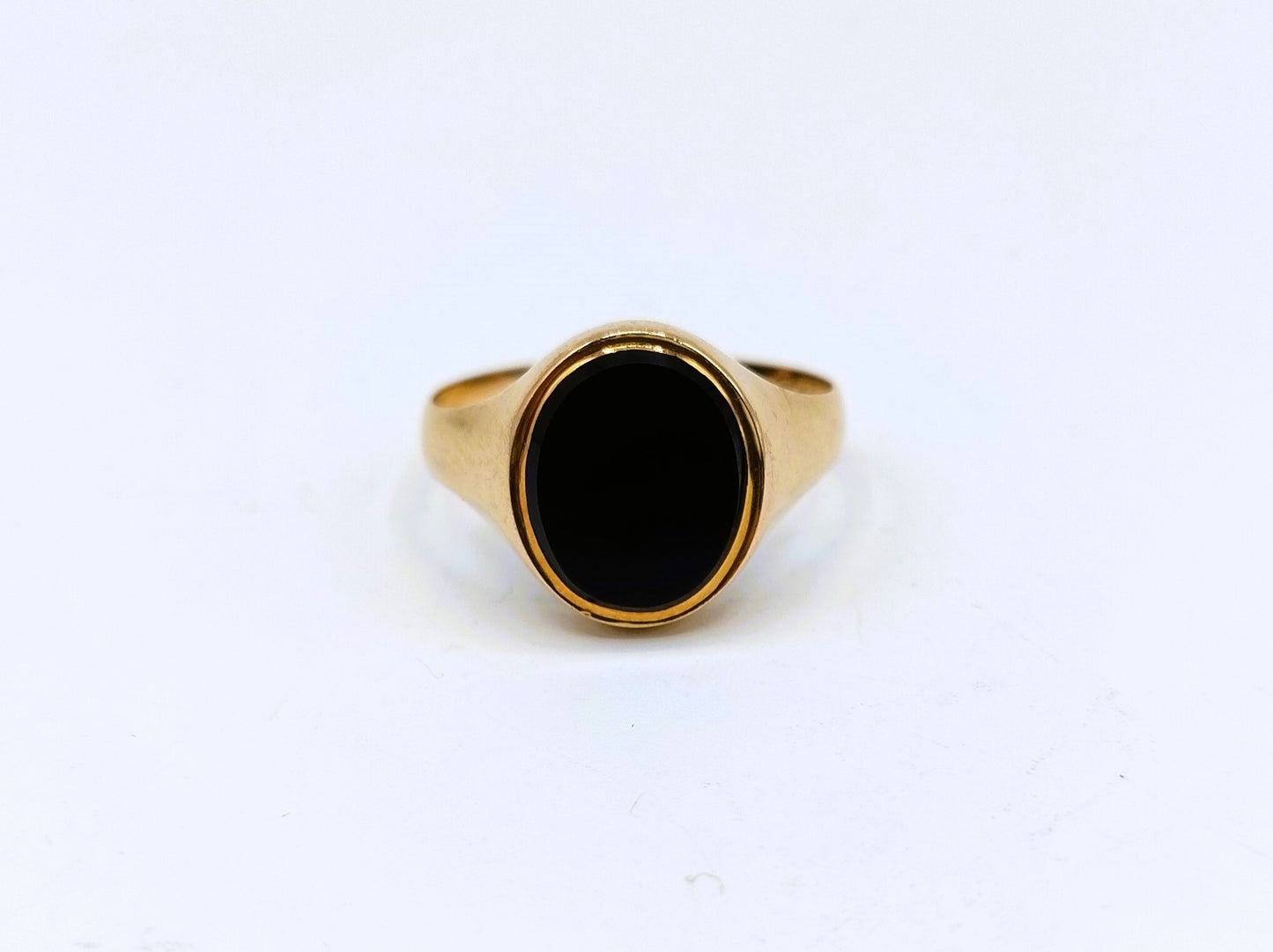 Gold signet ring with Onyx, 18.5 mm.