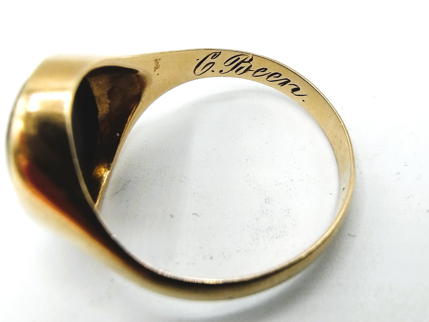 Gold signet ring with Onyx, 18.5 mm.