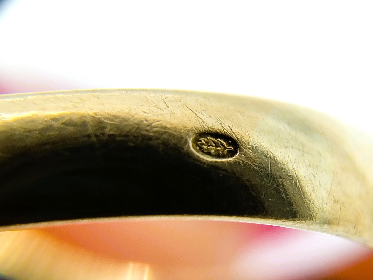 Gold signet ring with Onyx, 18.5 mm.