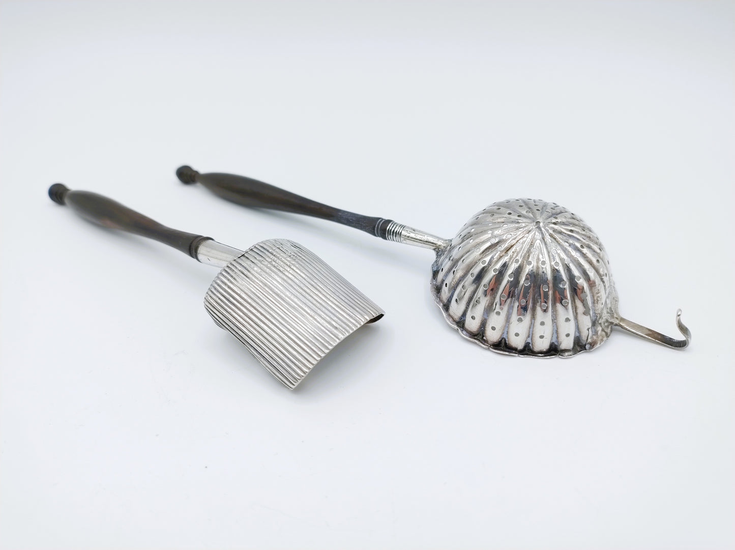 Zilveren theeschepje en theezeefje, J. Haas, Amsterdam, 1810