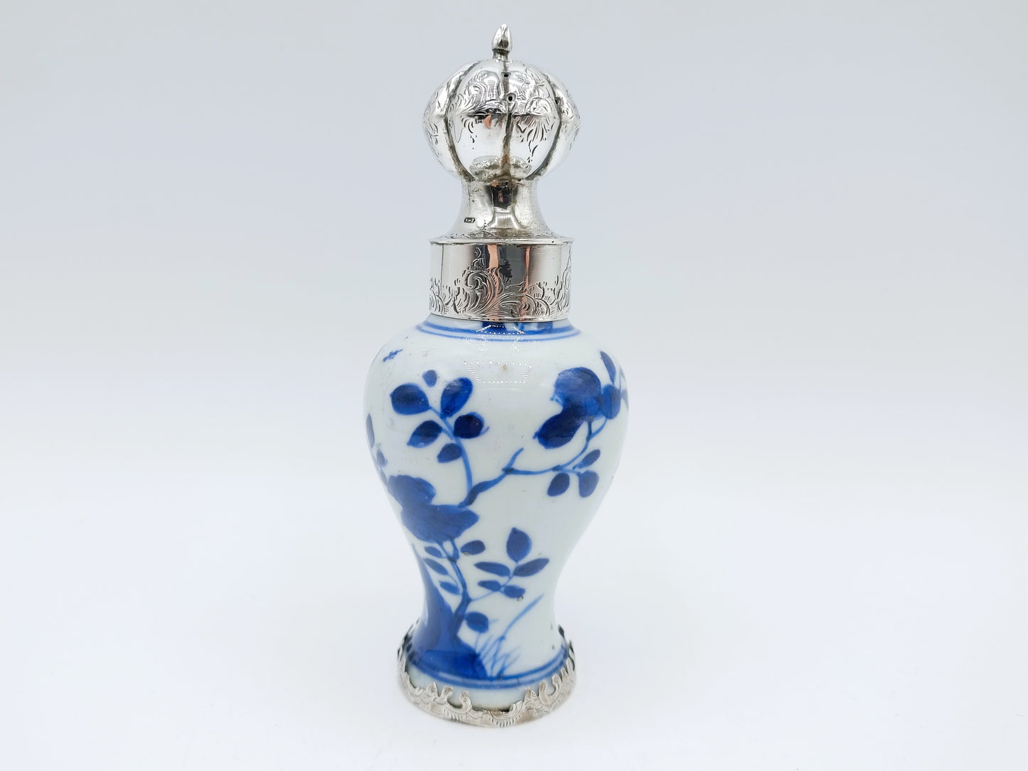 Porzellanvase mit silberner Streukappe, Mi. JN Kramer & Zn, Amsterdam, ca. 1857