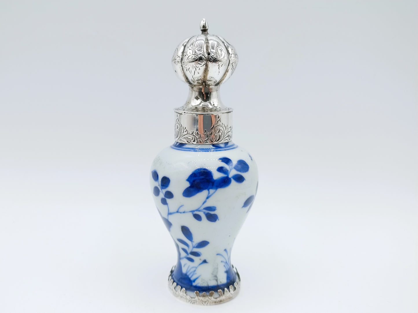 Porzellanvase mit silberner Streukappe, Mi. JN Kramer & Zn, Amsterdam, ca. 1857