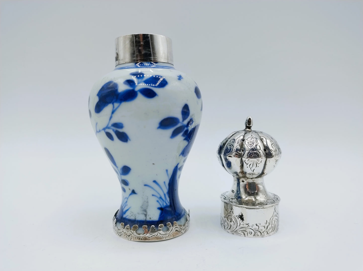 Porzellanvase mit silberner Streukappe, Mi. JN Kramer & Zn, Amsterdam, ca. 1857