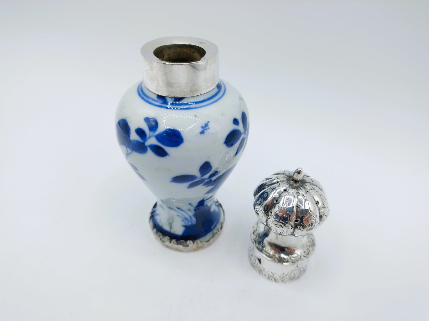Porzellanvase mit silberner Streukappe, Mi. JN Kramer & Zn, Amsterdam, ca. 1857