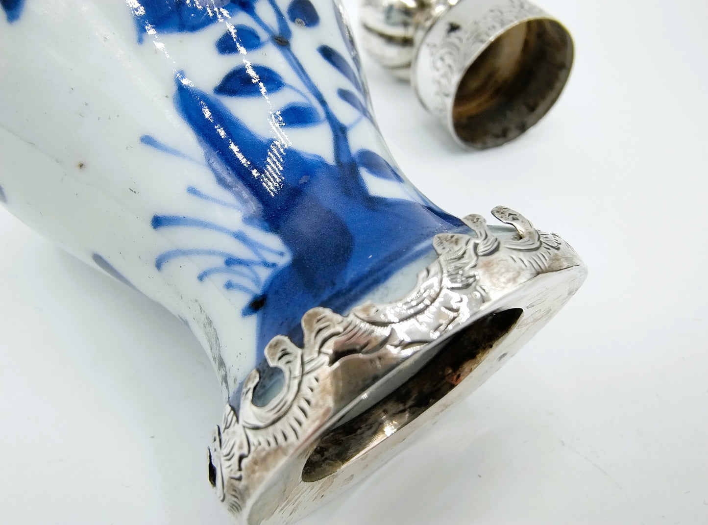Porzellanvase mit silberner Streukappe, Mi. JN Kramer & Zn, Amsterdam, ca. 1857