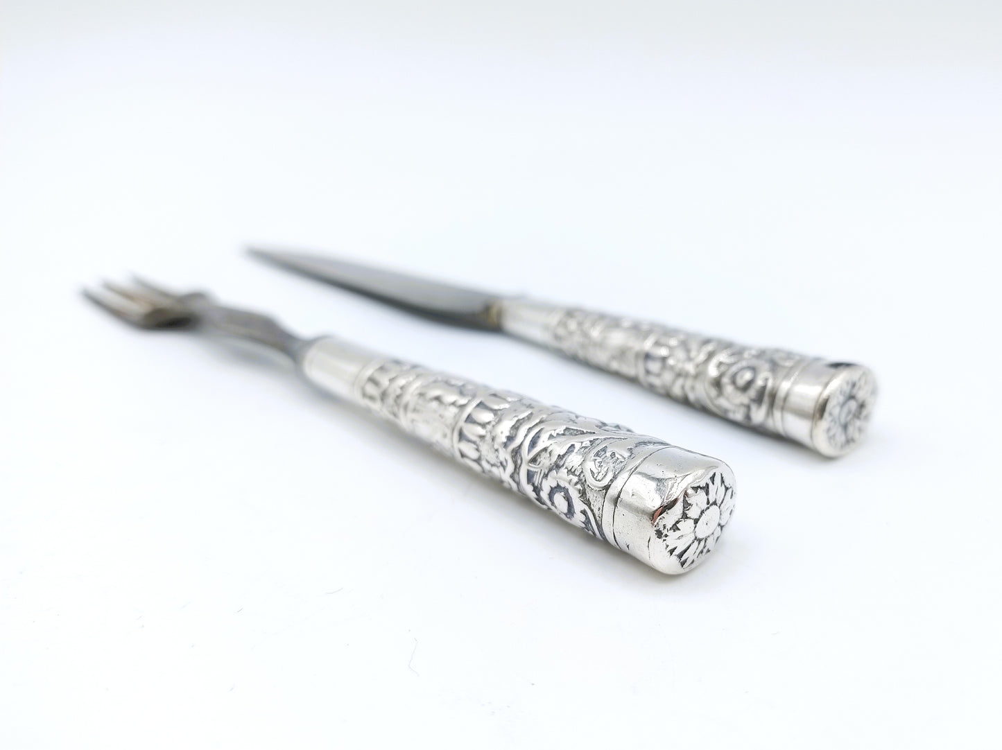 Silver travel cutlery with band decoration, 18th century.