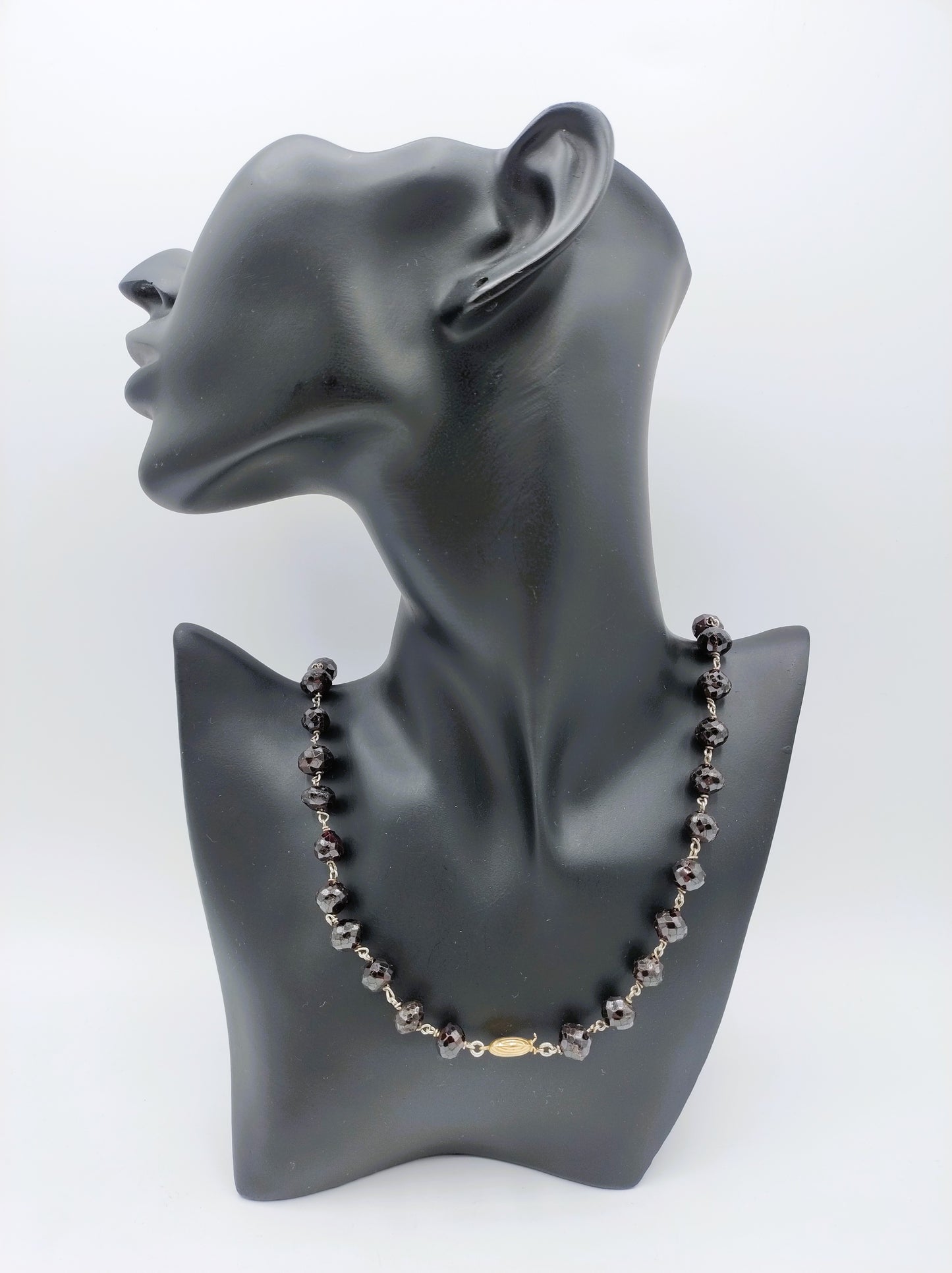 Garnet necklace with gold clasp, 77 cm