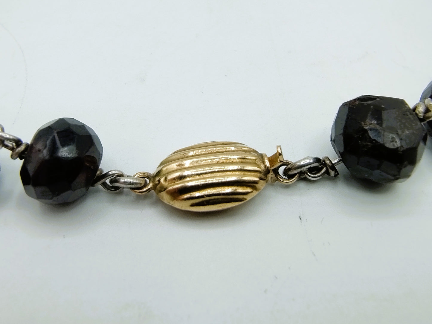 Garnet necklace with gold clasp, 77 cm