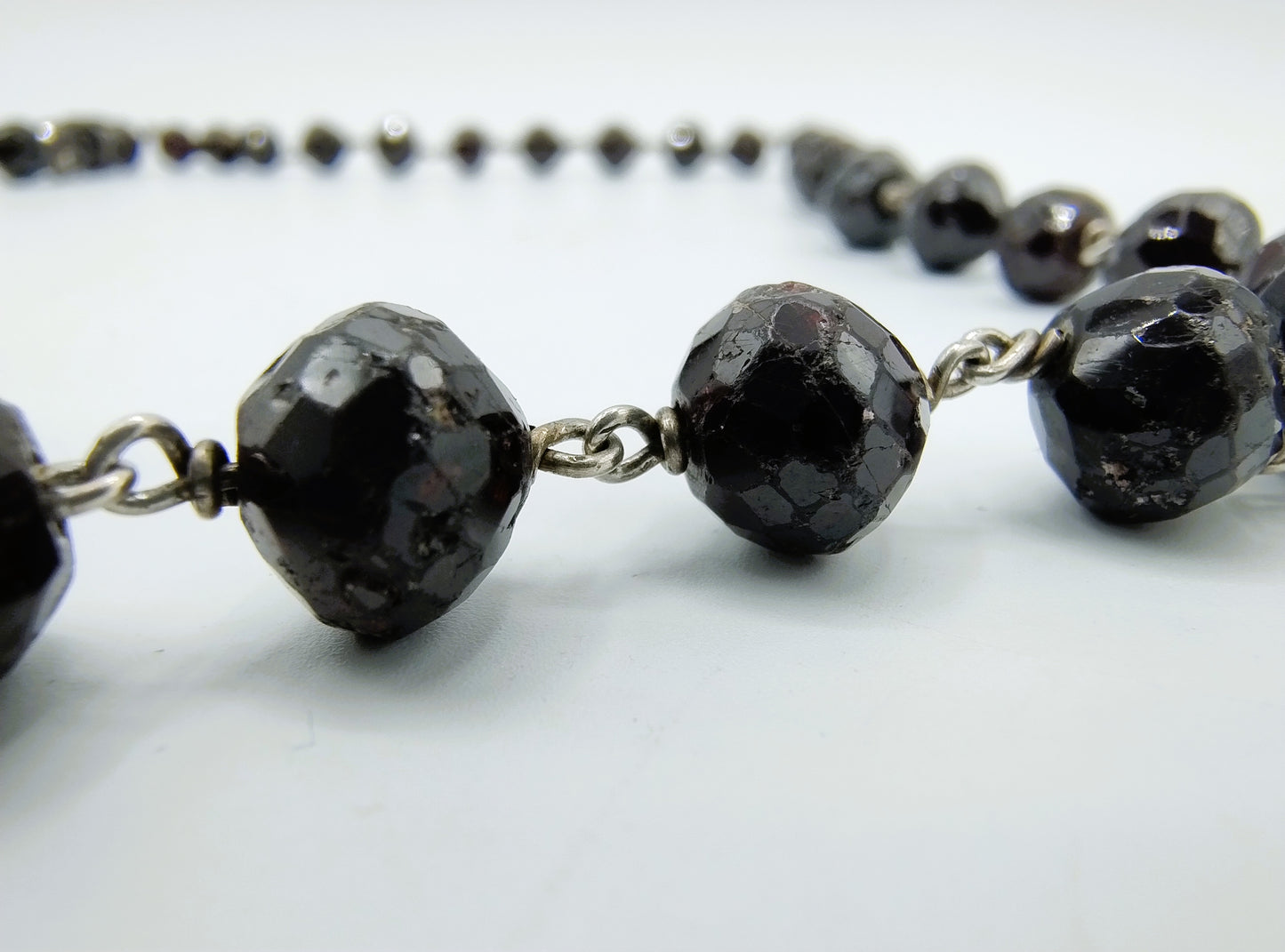 Garnet necklace with gold clasp, 77 cm