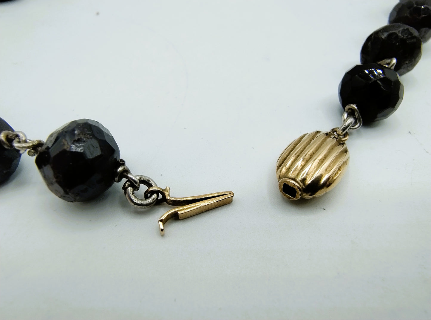 Garnet necklace with gold clasp, 77 cm
