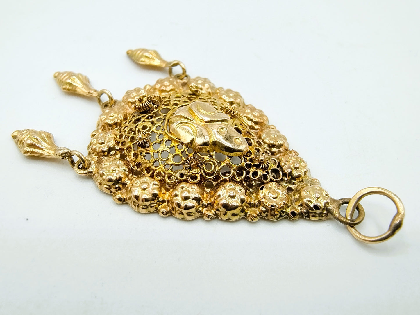 Antique gold pendant with three pampas, 14 carat