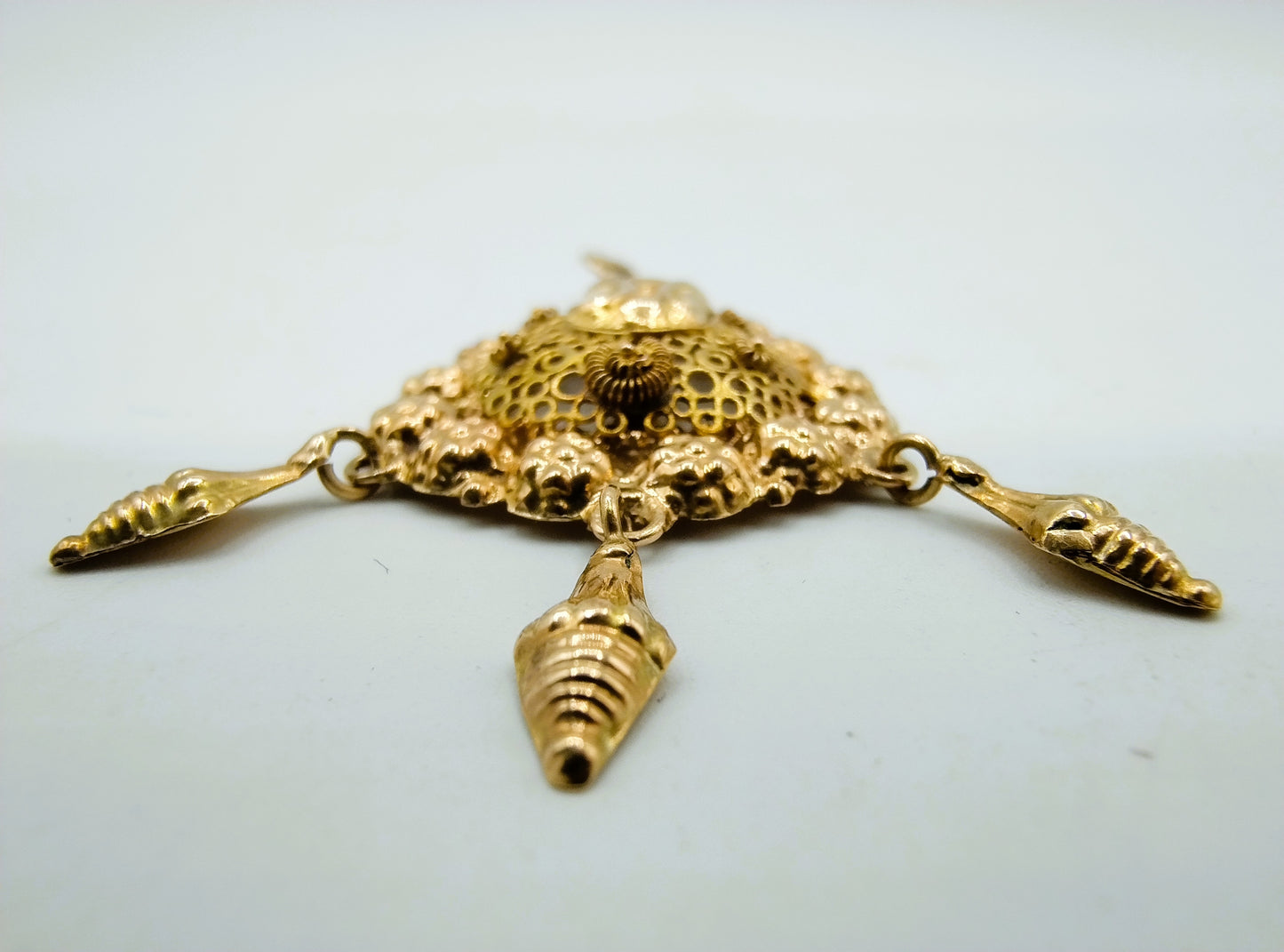 Antique gold pendant with three pampas, 14 carat