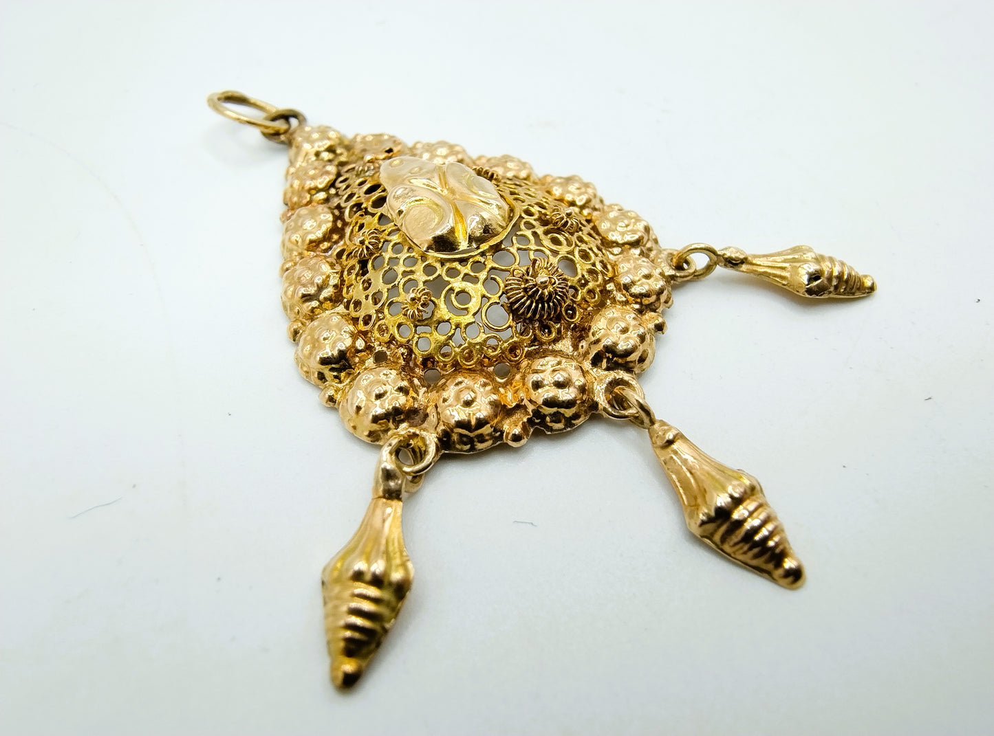 Antique gold pendant with three pampas, 14 carat