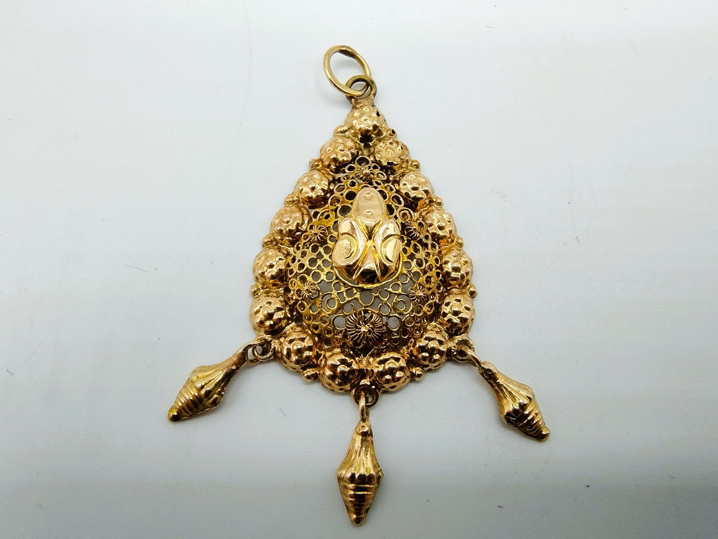 Antique gold pendant with three pampas, 14 carat
