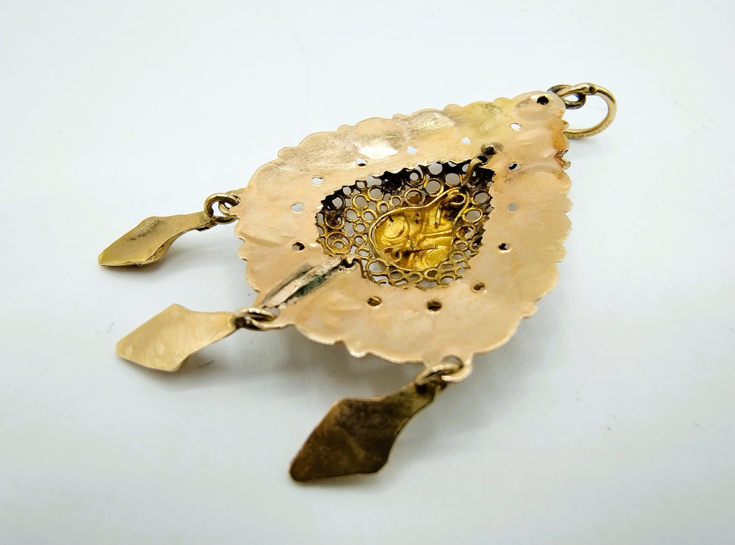 Antique gold pendant with three pampas, 14 carat