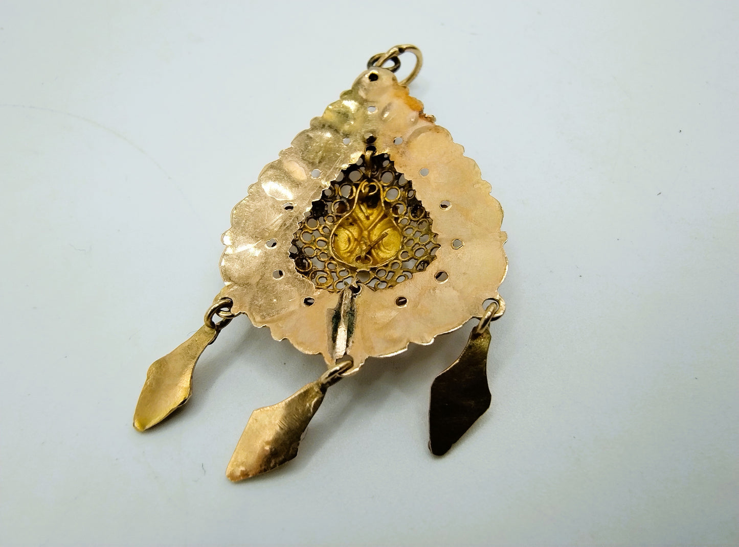 Antique gold pendant with three pampas, 14 carat