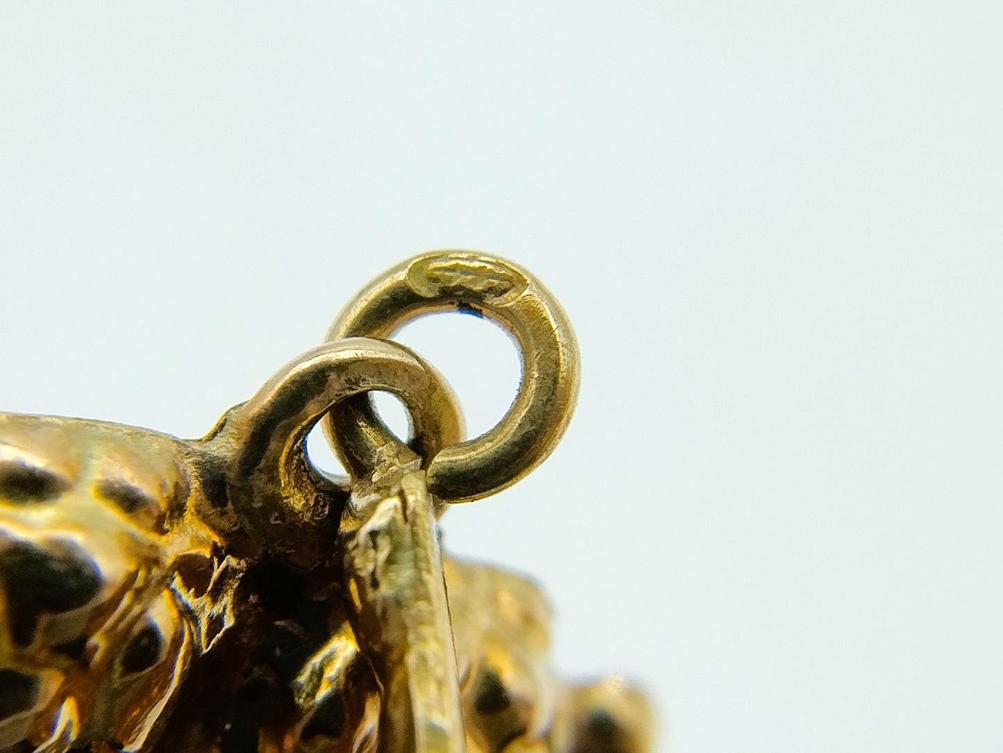 Antique gold pendant with three pampas, 14 carat