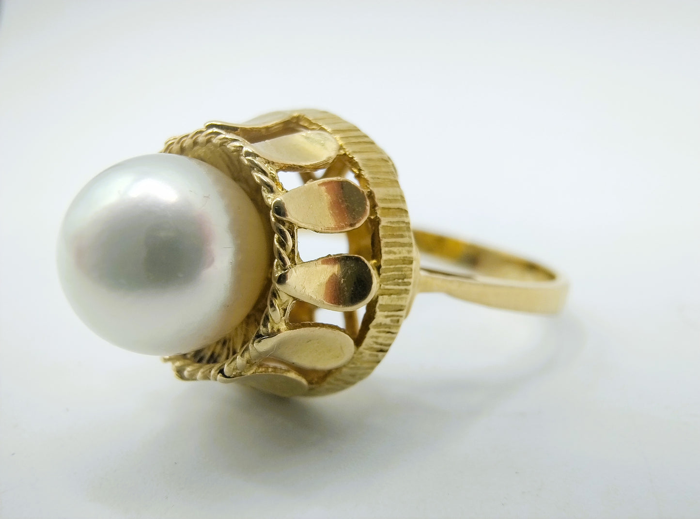 Gold design ring with pearl, 17.5 mm