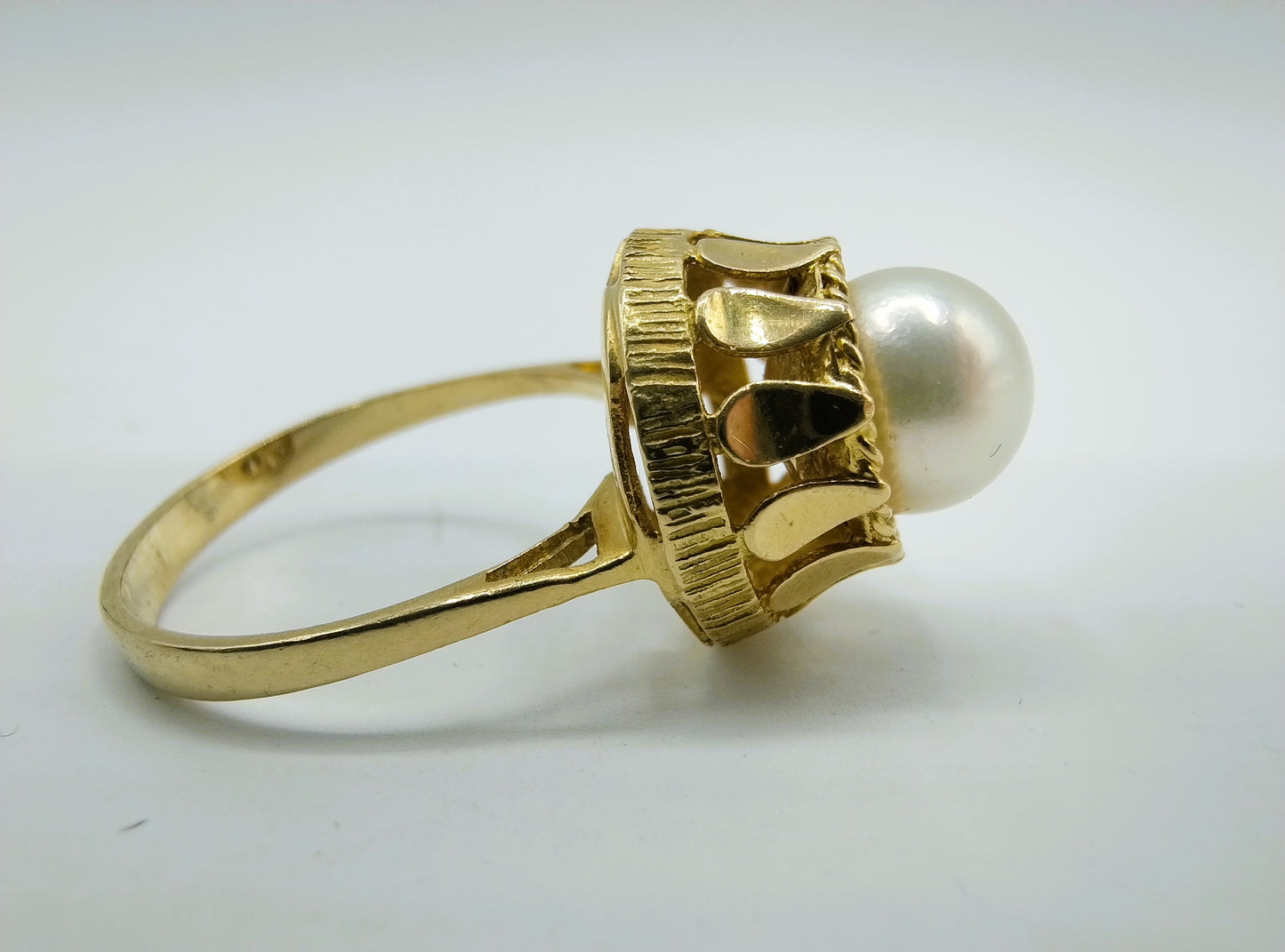 Gold design ring with pearl, 17.5 mm