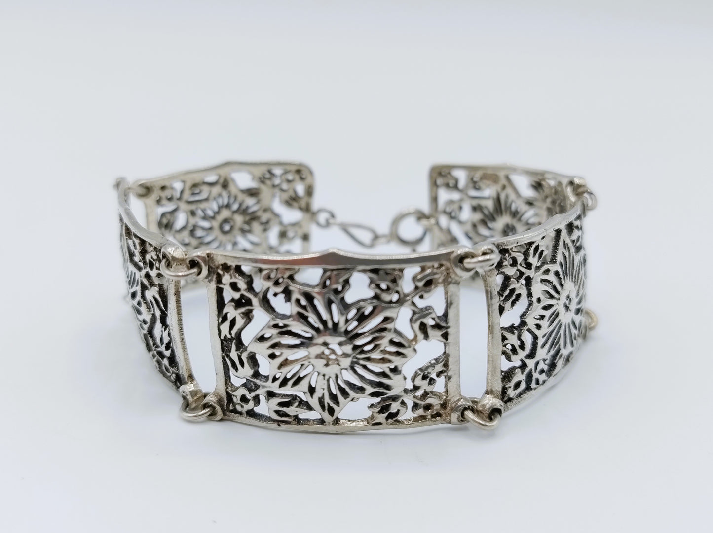 Zilveren schakelarmband met bloemen, J. Schijfsma, Sneek, 17 cm.