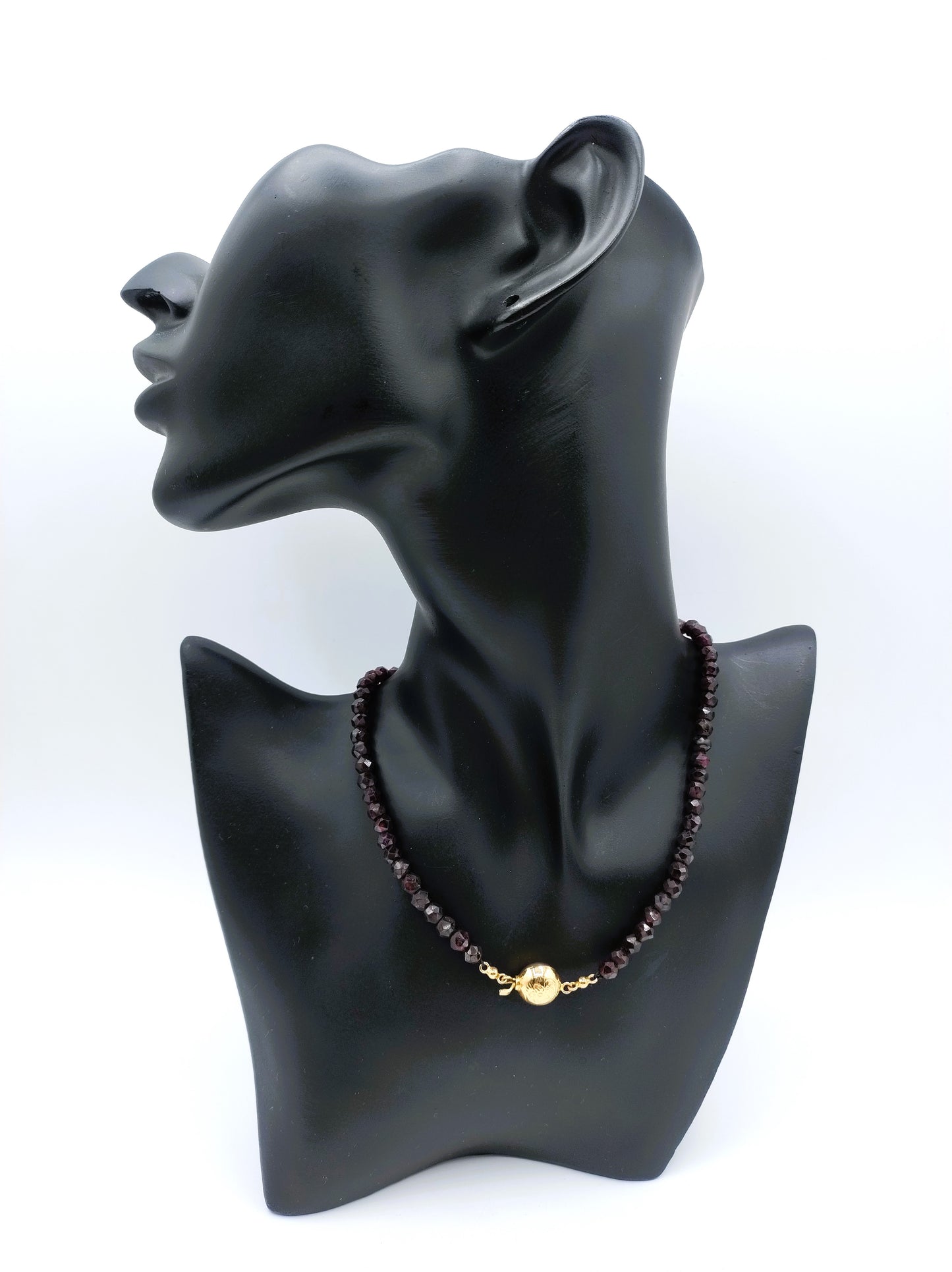 Garnet necklace with gold clasp. 35 cm