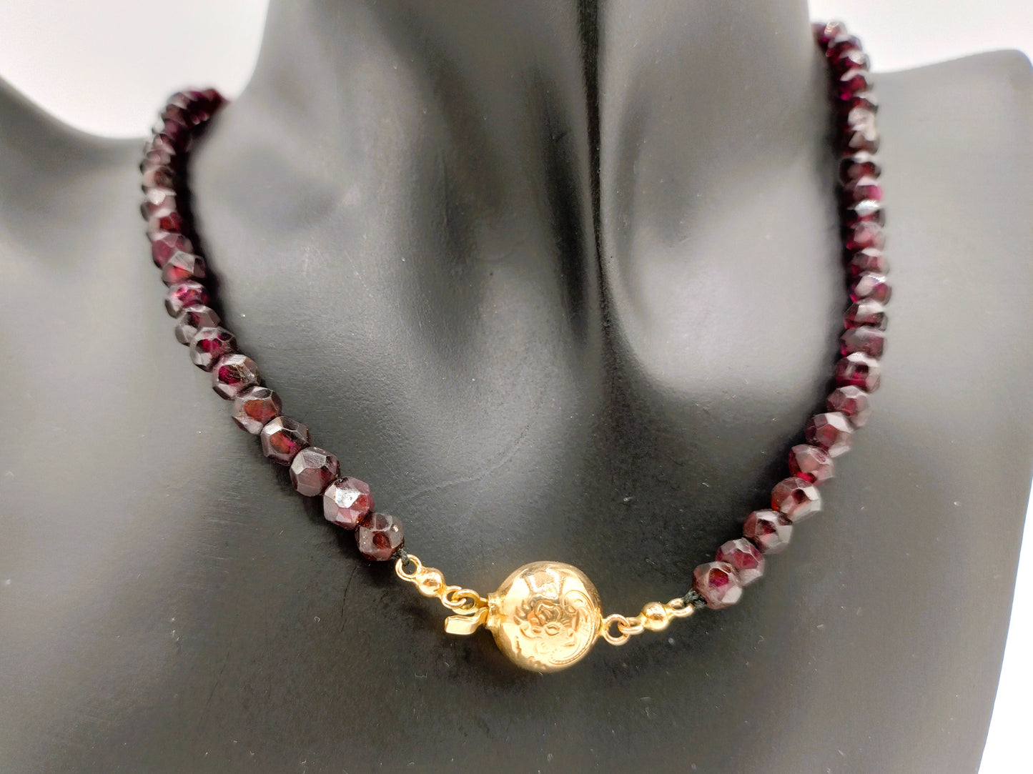 Garnet necklace with gold clasp. 35 cm
