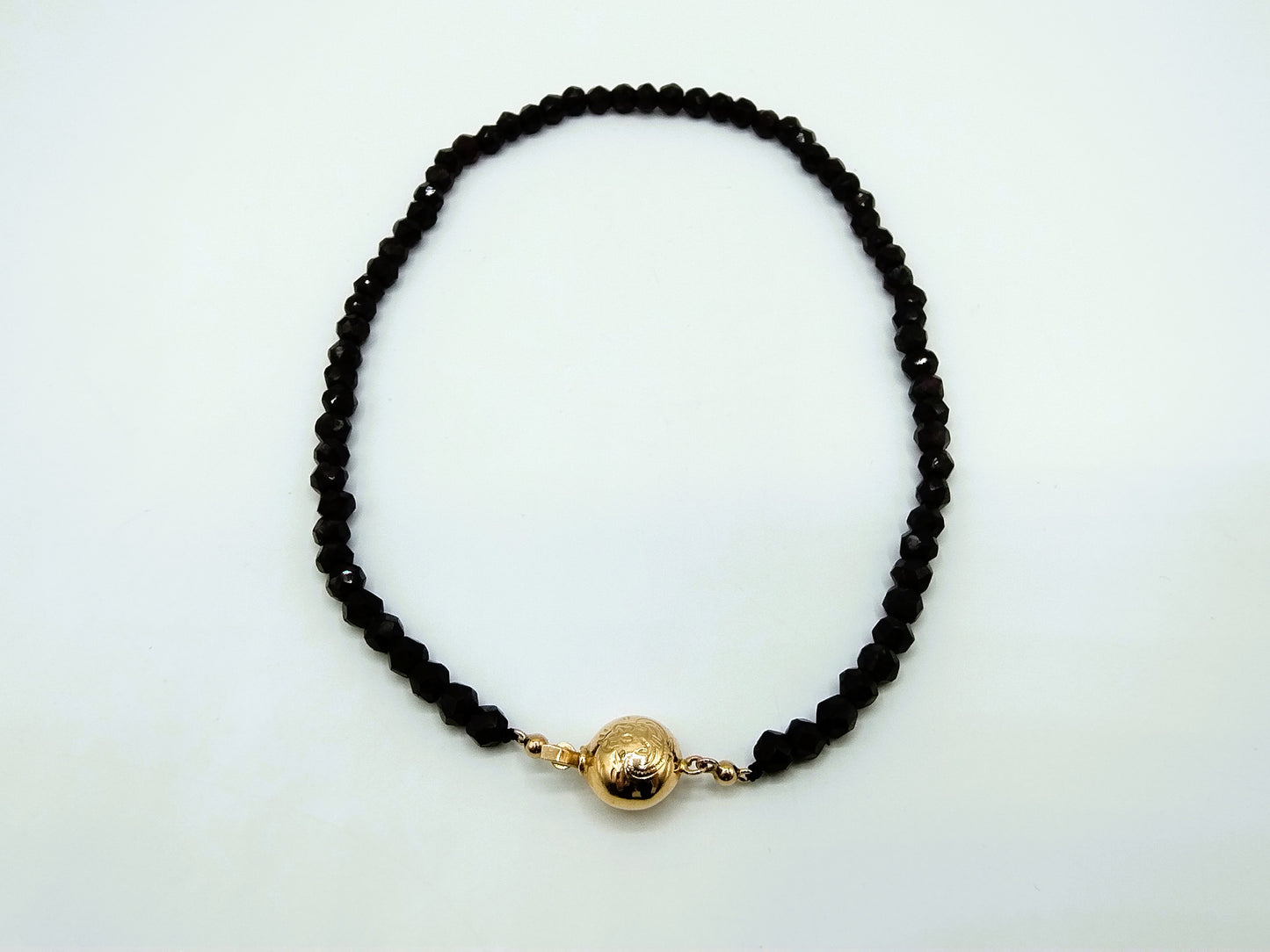 Garnet necklace with gold clasp. 35 cm