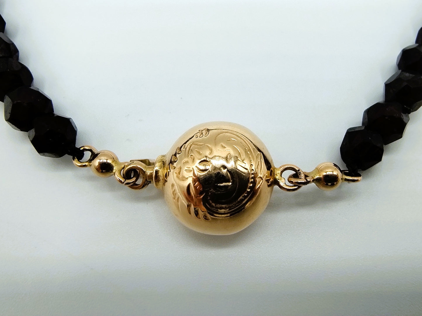 Garnet necklace with gold clasp. 35 cm