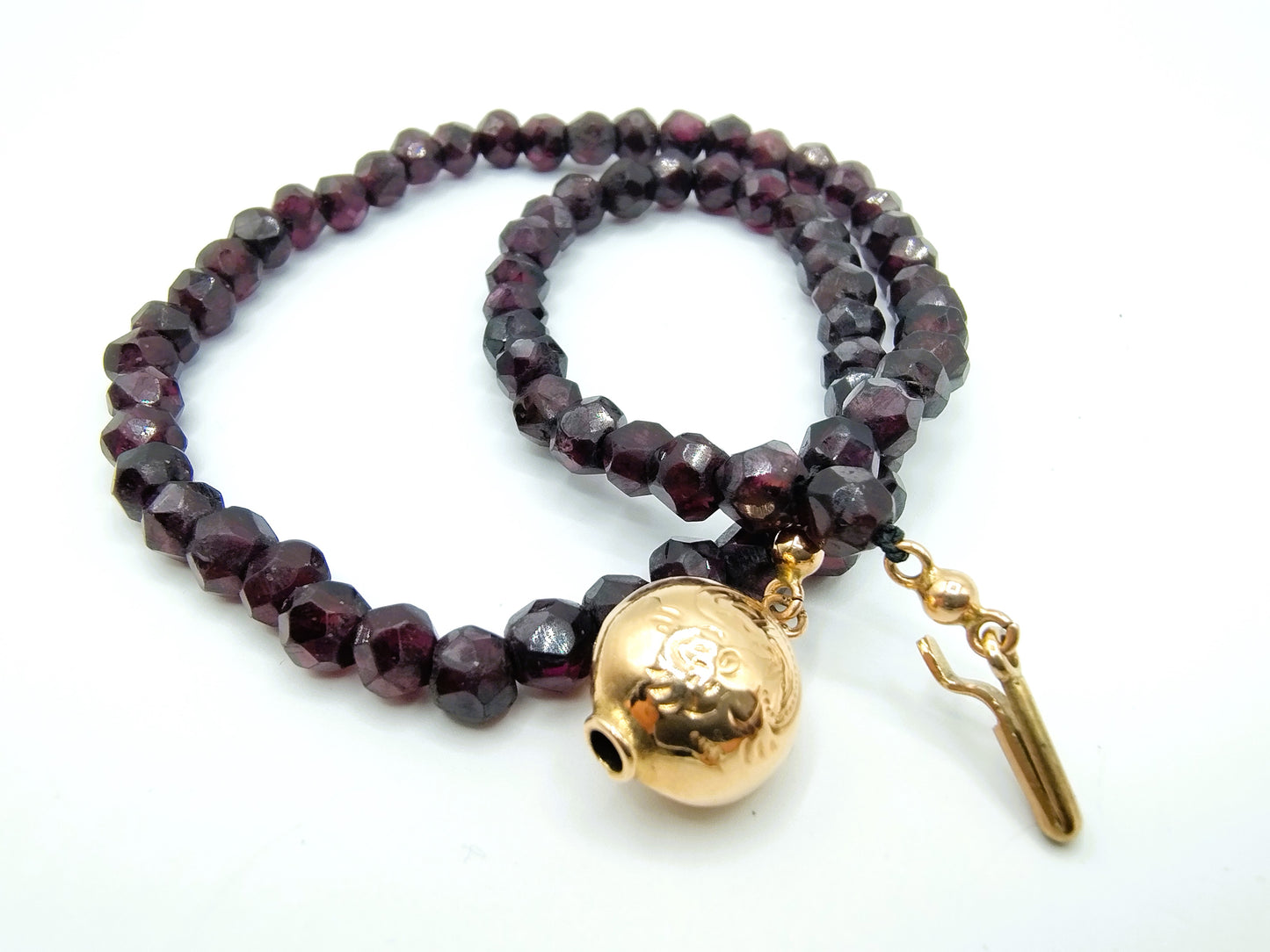 Garnet necklace with gold clasp. 35 cm