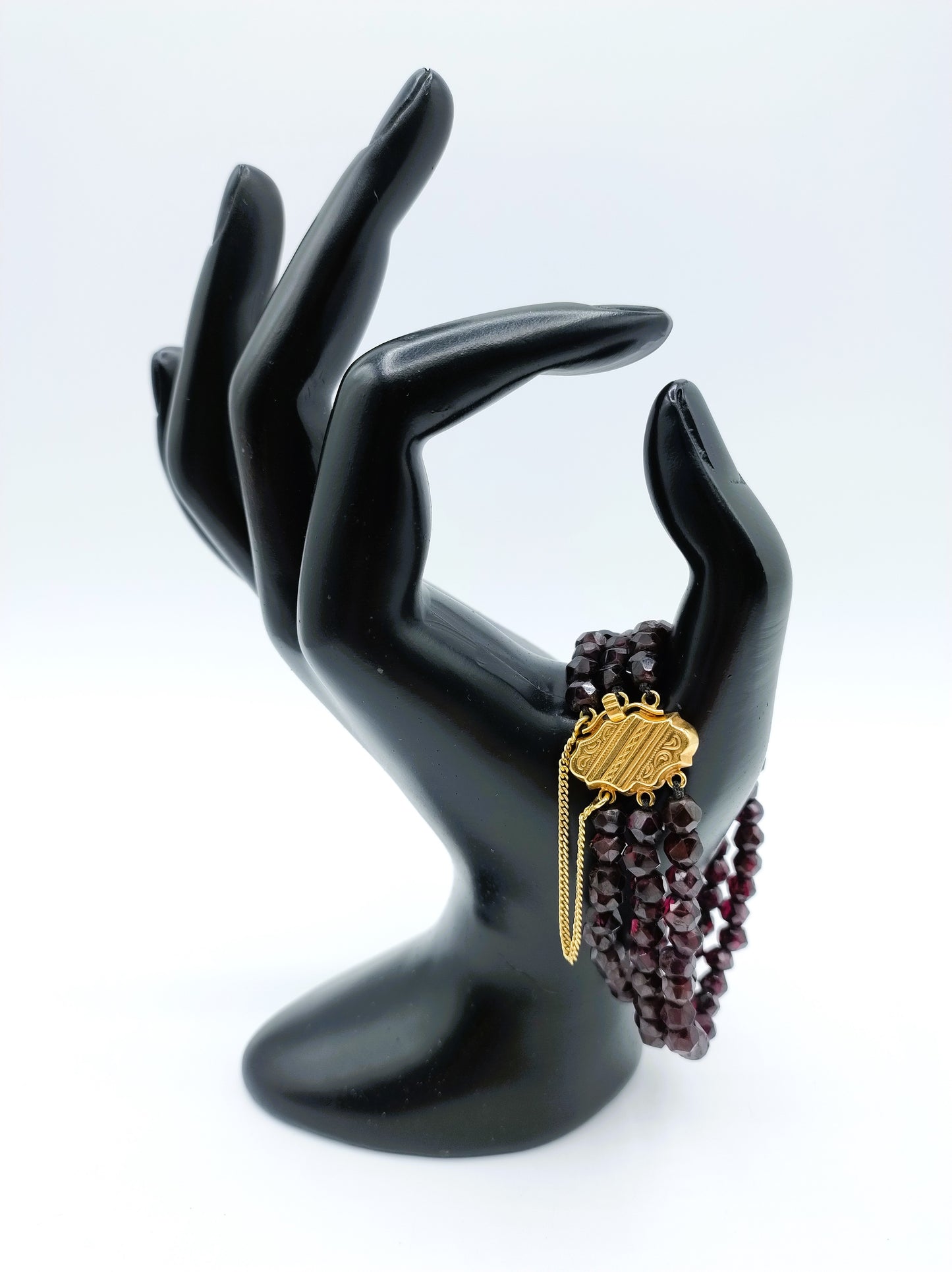 Garnet bracelet with gold clasp, 19 cm.