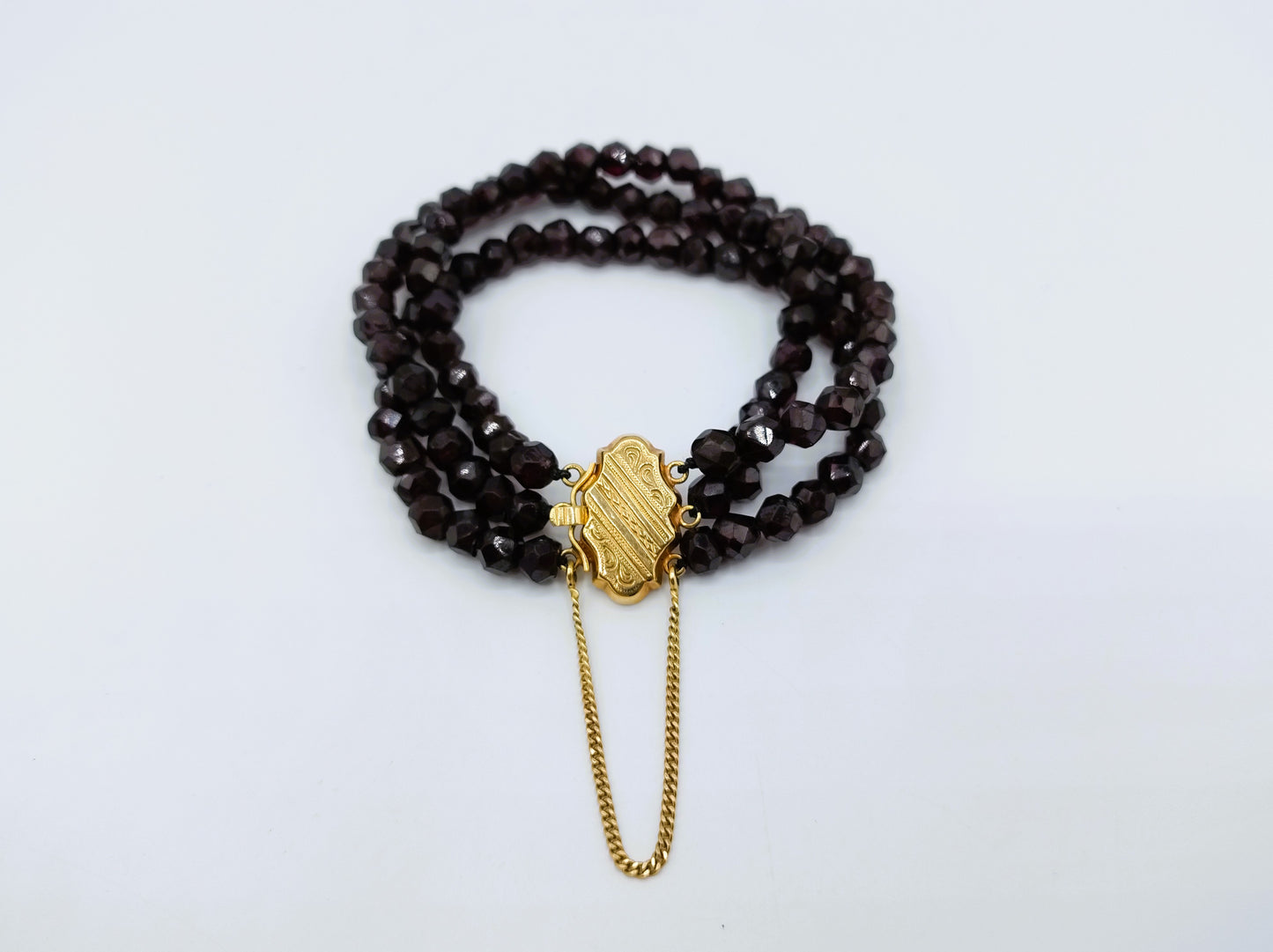 Garnet bracelet with gold clasp, 19 cm.