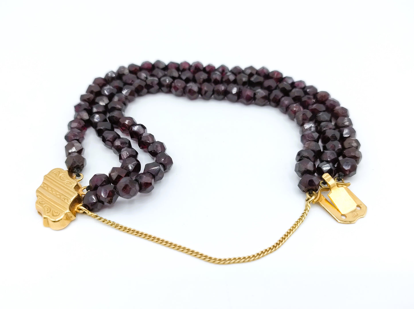 Garnet bracelet with gold clasp, 19 cm.