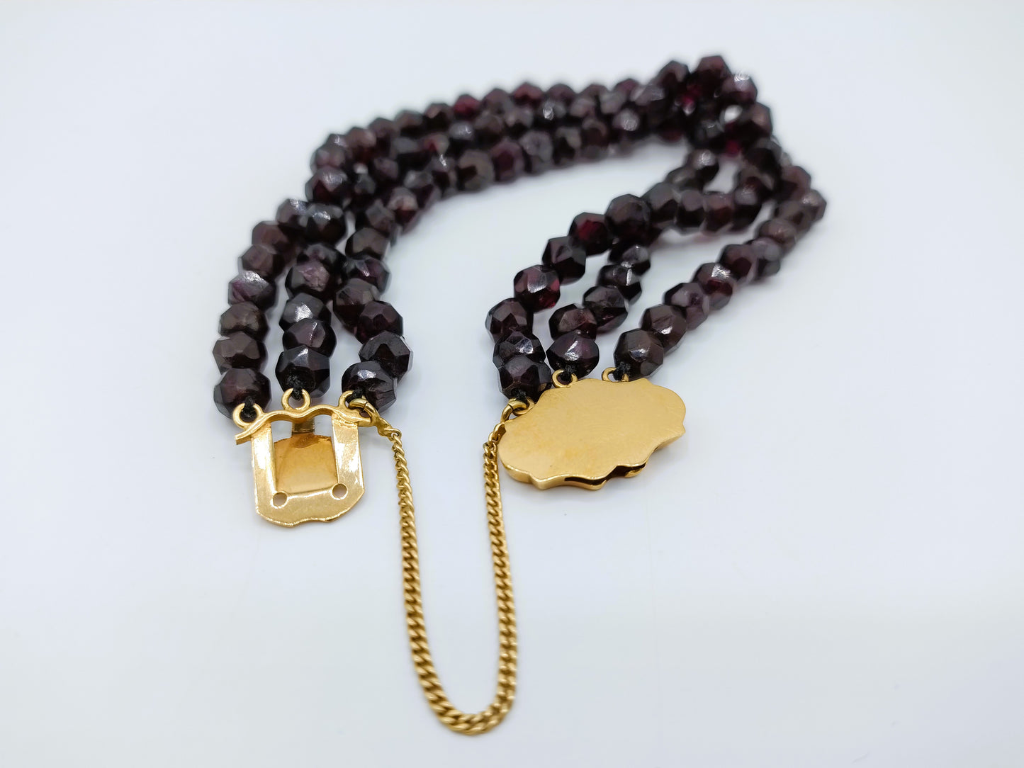 Garnet bracelet with gold clasp, 19 cm.