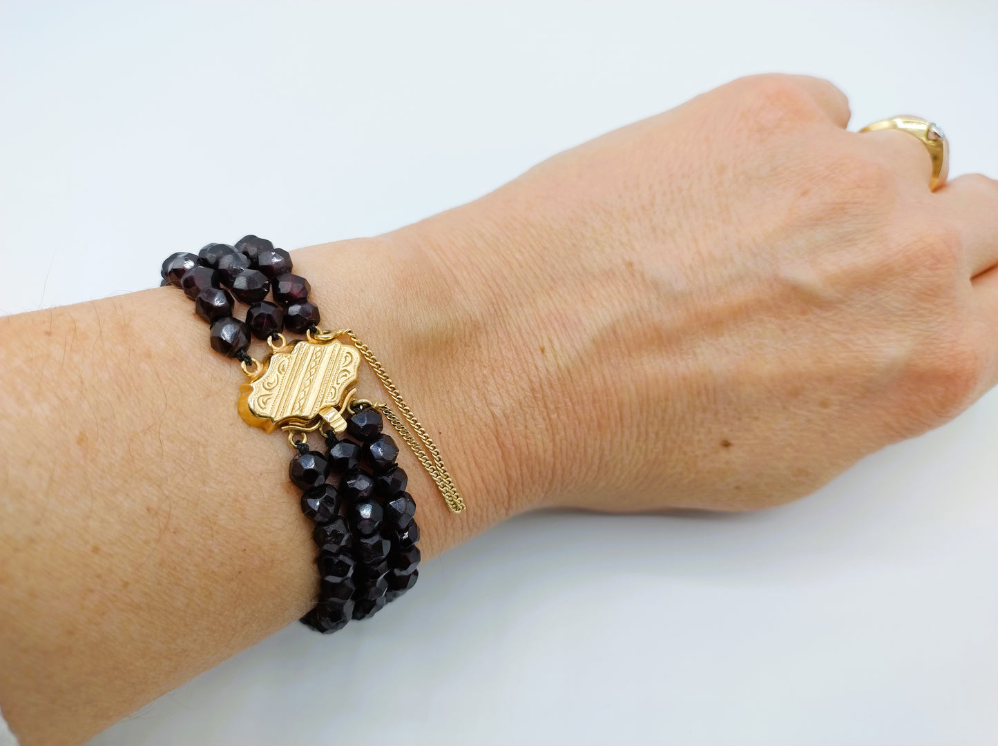 Garnet bracelet with gold clasp, 19 cm.