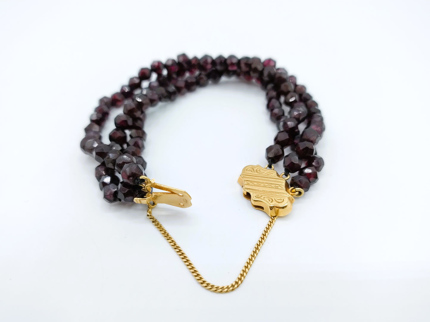 Garnet bracelet with gold clasp, 19 cm.