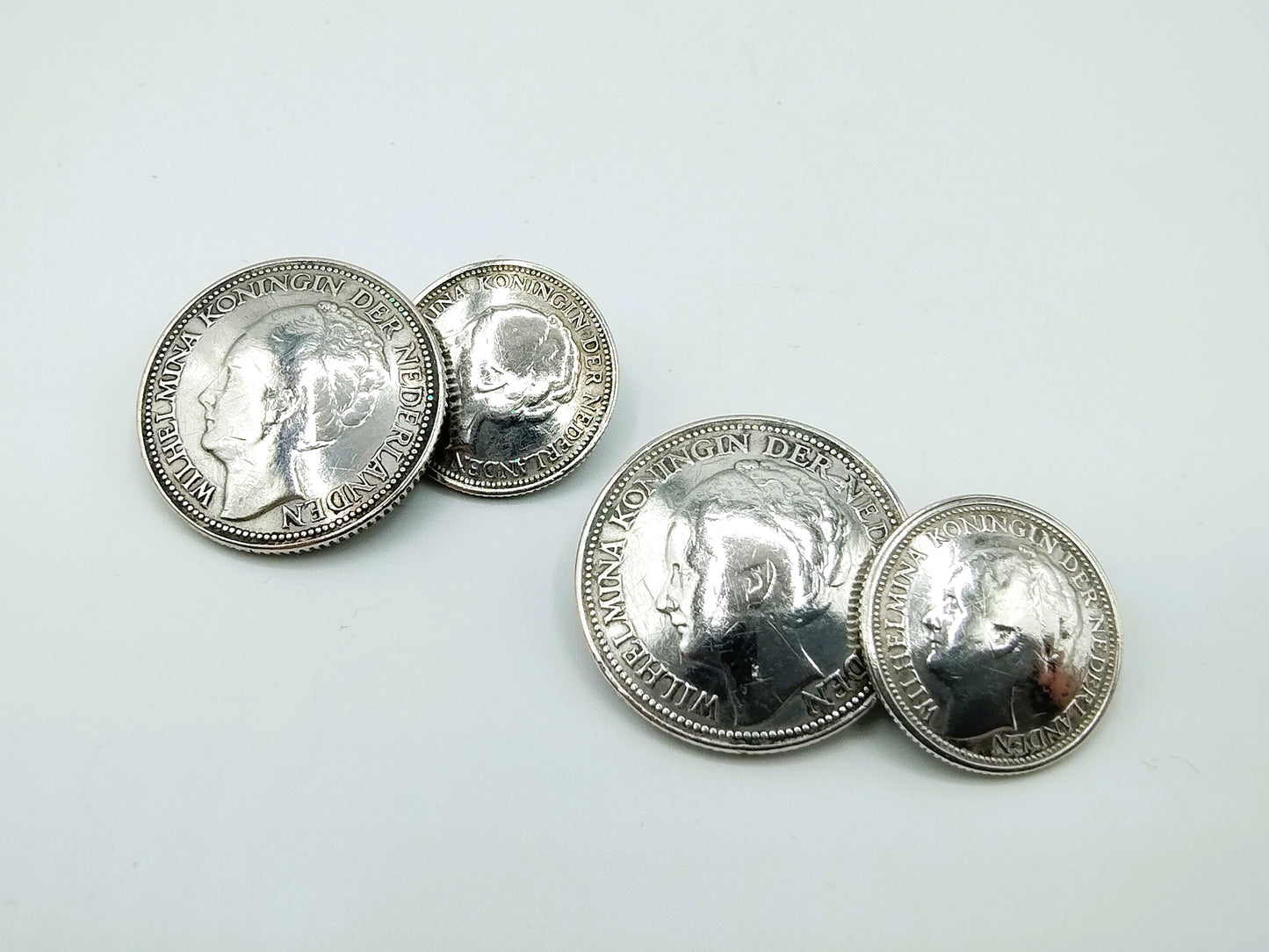 Silberne Manschettenknöpfe zu 10 und 25 Cent, Wilhelmina