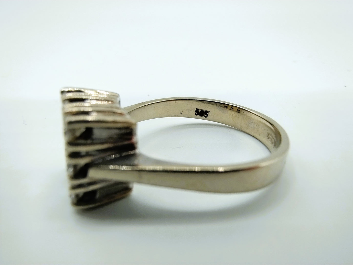 White gold ring set with 9 diamonds, approx. 0.90ct, 17 mm