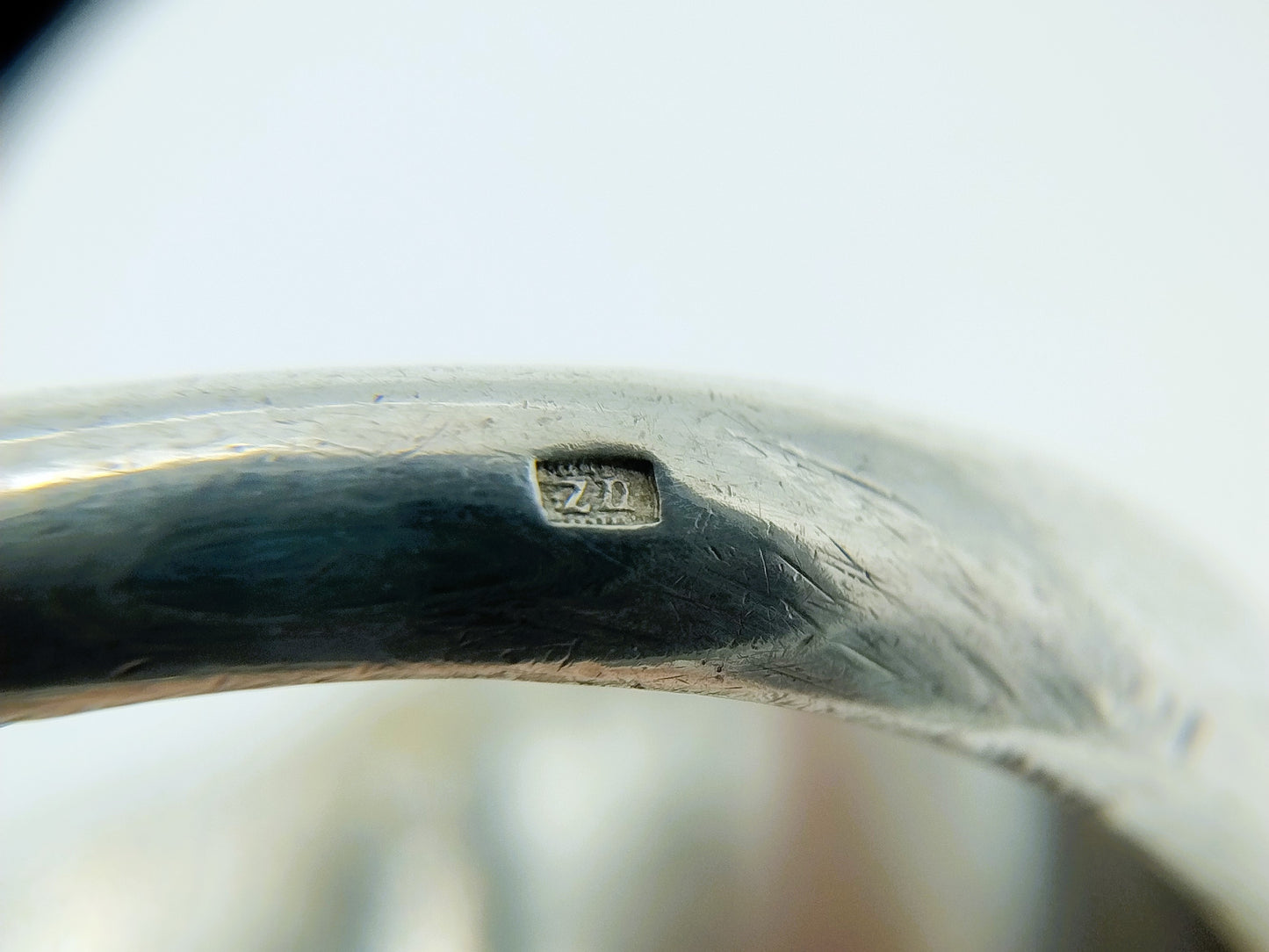 Zilveren ring met goudaccenten en granaat, 18 mm