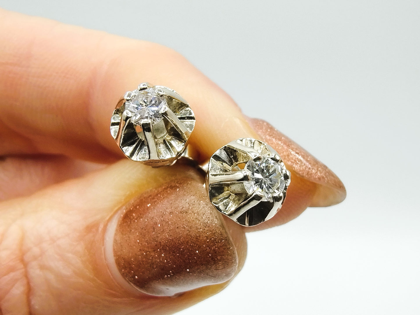 Witgouden oorstekers met diamanten. (0.30ct)
