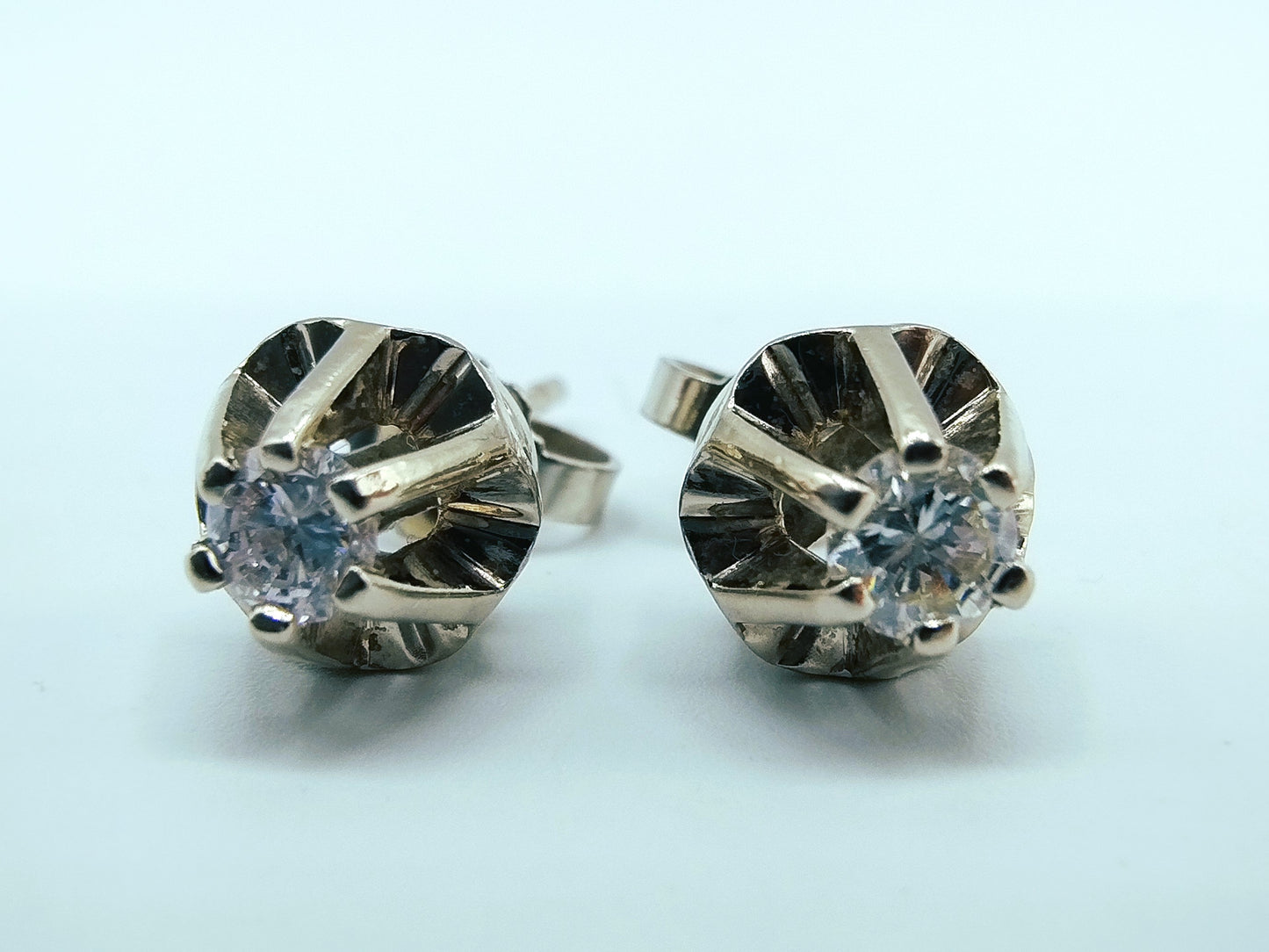 Witgouden oorstekers met diamanten. (0.30ct)