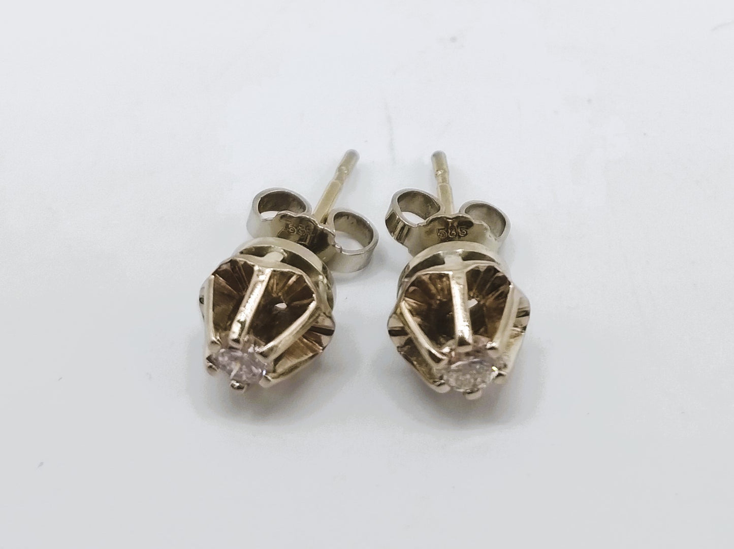 Witgouden oorstekers met diamanten. (0.30ct)