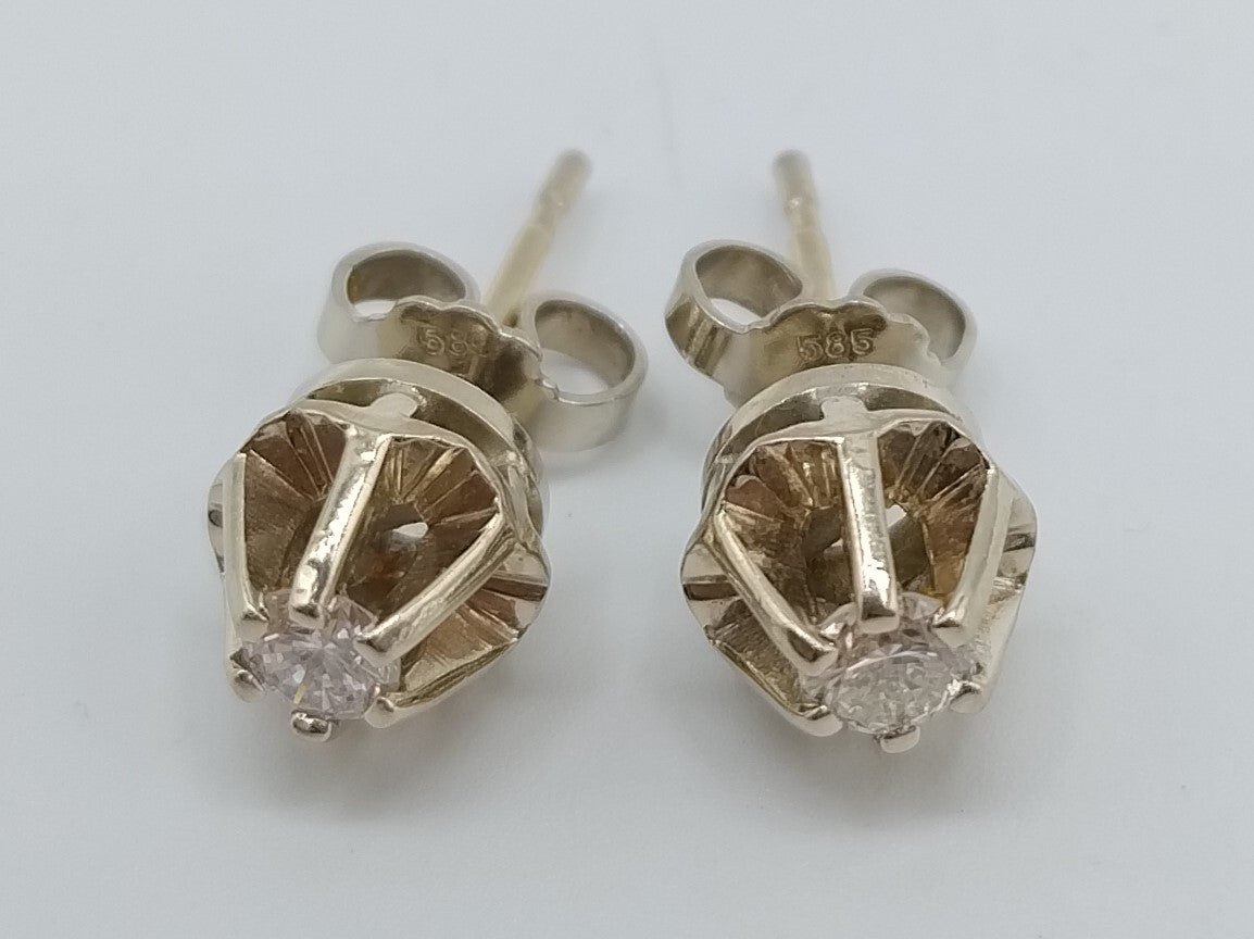 Witgouden oorstekers met diamanten. (0.30ct)