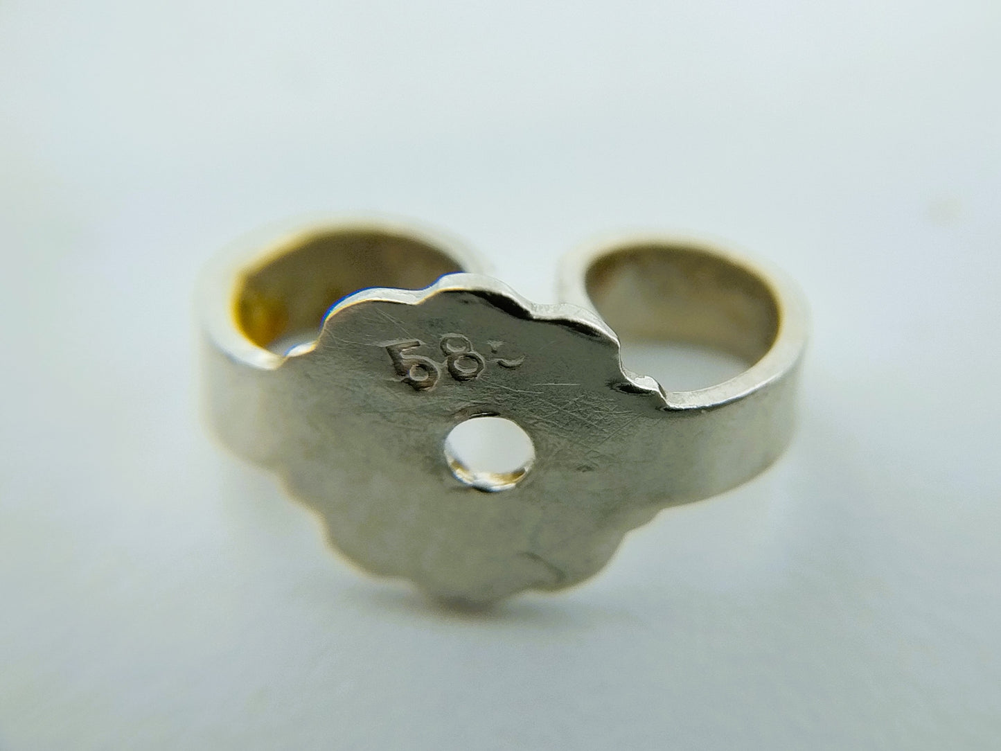 Witgouden oorstekers met diamanten. (0.30ct)