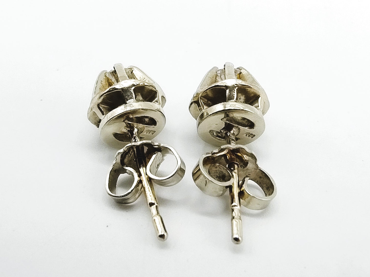 Witgouden oorstekers met diamanten. (0.30ct)