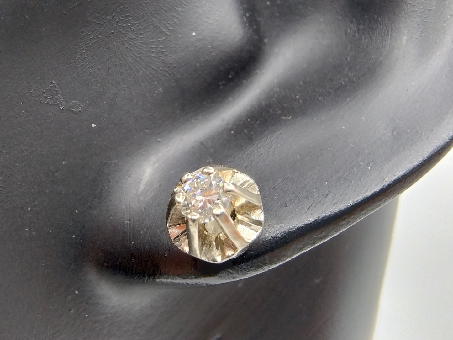 Witgouden oorstekers met diamanten. (0.30ct)